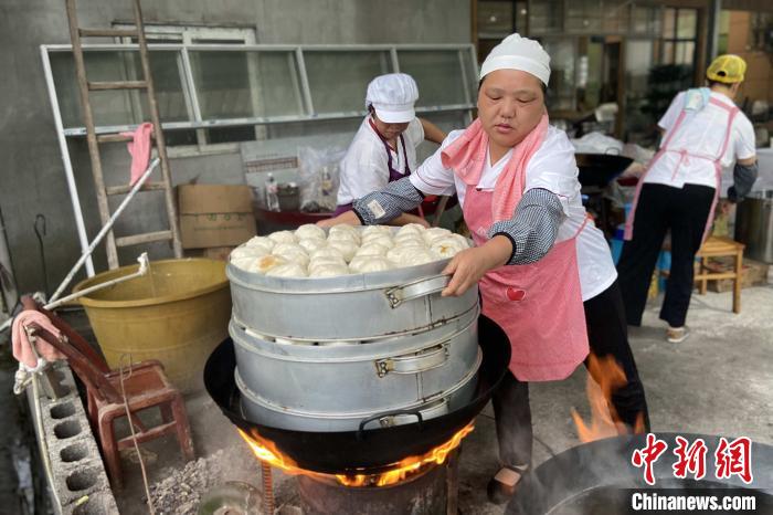 探访湖北恩施马者村“临时厨房”：多方相助食物充足
