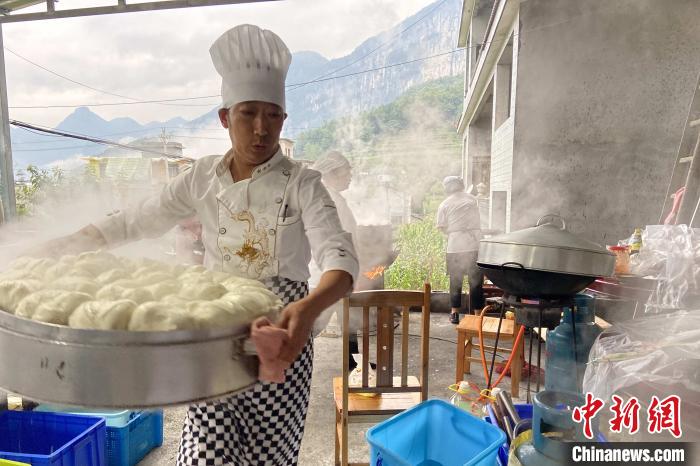 探访湖北恩施马者村“临时厨房”：多方相助食物充足