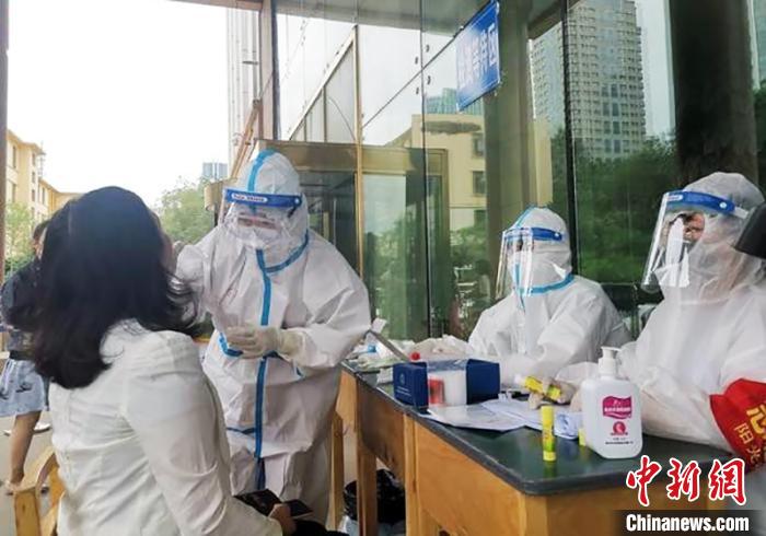 乌鲁木齐社区干部为核酸检测工作拼了：“白加黑”很值得