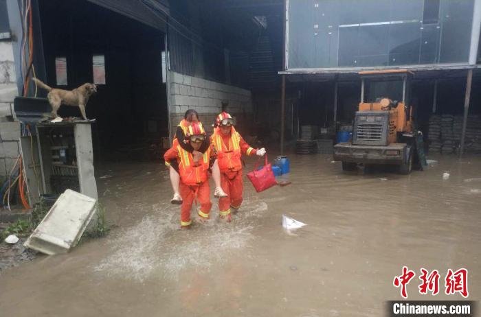 强降雨造成四川茂县多处受灾山洪泥石流致1人失联