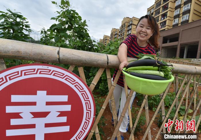 贵州松桃搬迁户的“微田园”生活”