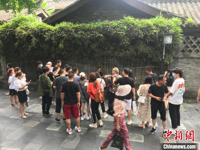 成都“口哨大爷”玩乐队、搞路演：想让更多人领略口哨魅力