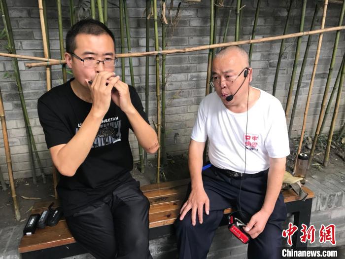成都“口哨大爷”玩乐队、搞路演：想让更多人领略口哨魅力