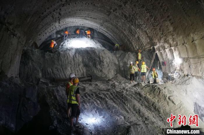 云南大临铁路“拦路虎”工程白石头隧道贯通