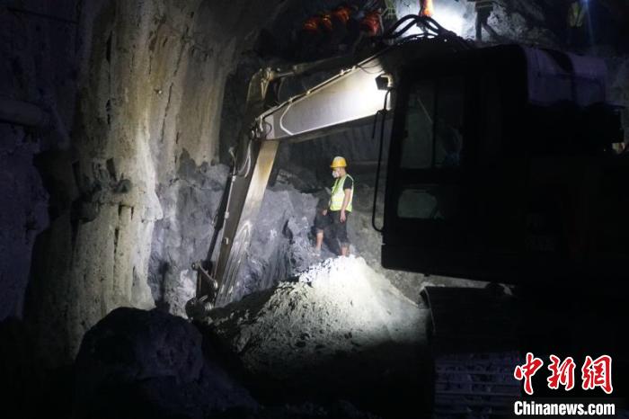 云南大临铁路“拦路虎”工程白石头隧道贯通