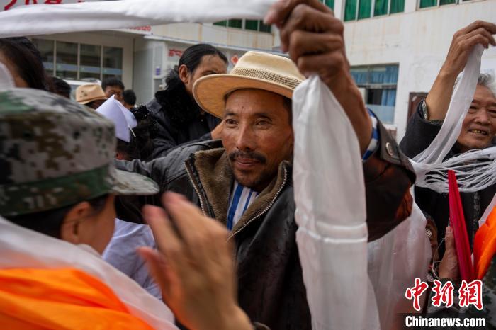 “金珠玛米”援助西藏丁青县进行包虫病防治