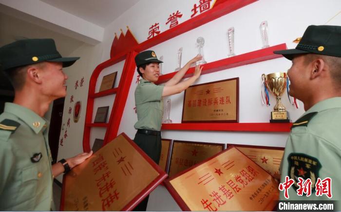 军中“木兰”马和帕丽：历经6次换岗会操作12种武器装备