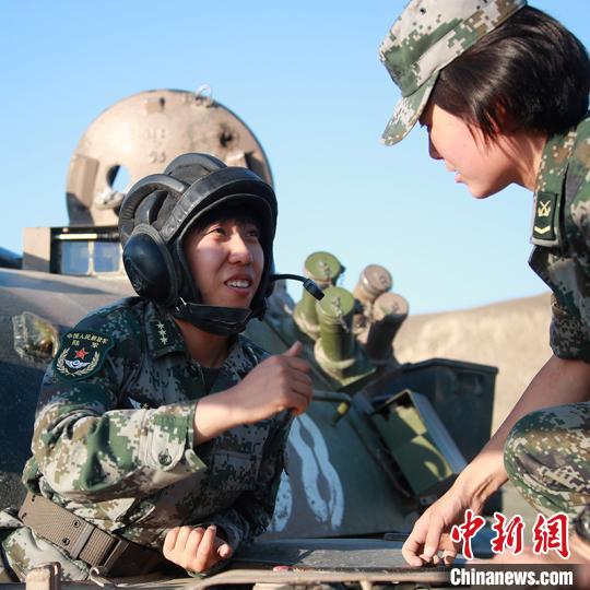 军中“木兰”马和帕丽：历经6次换岗会操作12种武器装备