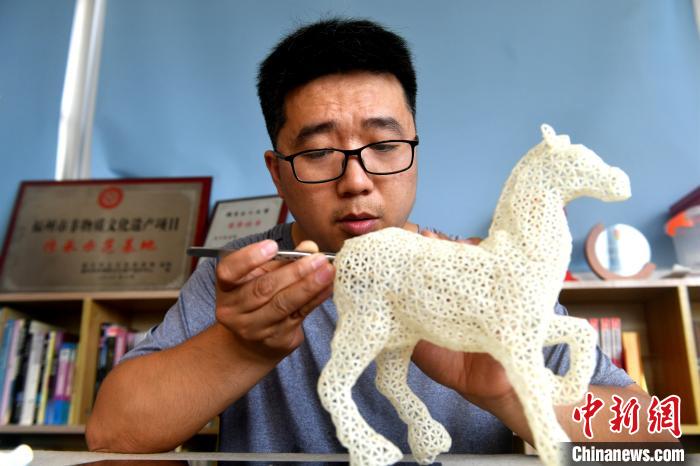 米粒缀连成艺术品福州青年重拾失传技艺
