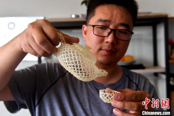 米粒缀连成艺术品福州青年重拾失传技艺