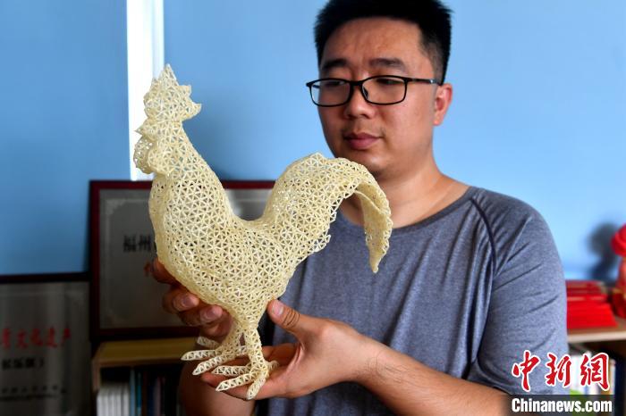 米粒缀连成艺术品福州青年重拾失传技艺