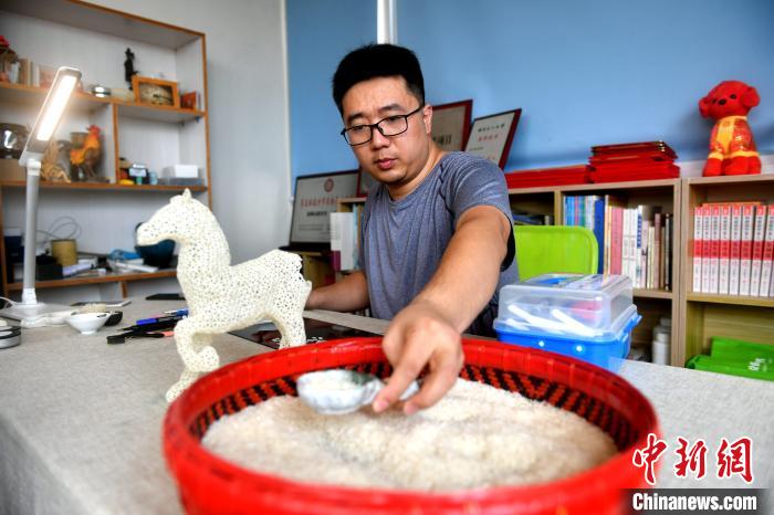 米粒缀连成艺术品福州青年重拾失传技艺