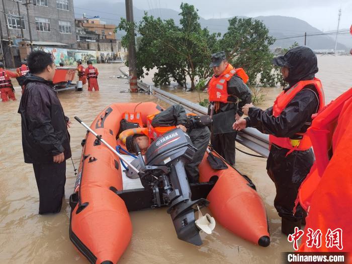 “黑格比”致浙江温州多地受灾武警力量集结驰援