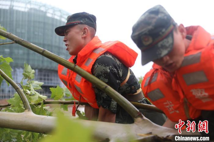 “黑格比”致浙江温州多地受灾武警力量集结驰援
