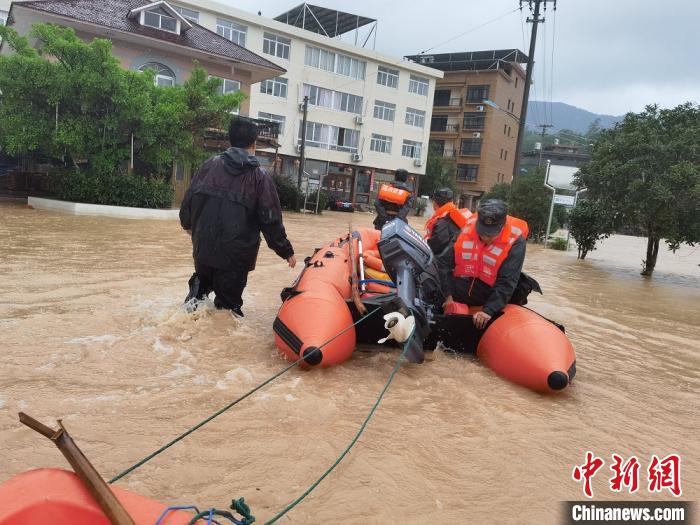 “黑格比”致浙江温州多地受灾武警力量集结驰援