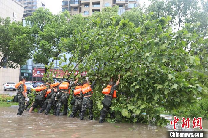 “黑格比”致浙江温州多地受灾武警力量集结驰援