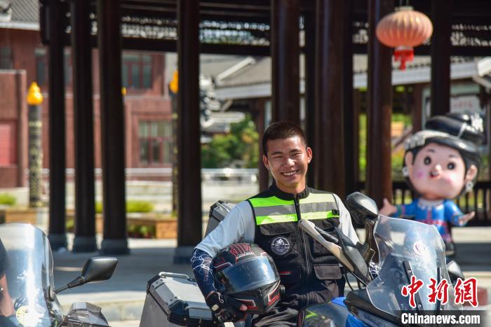 广西侗族“90后”机车爱好者成保侗寨平安“蓝骑士”
