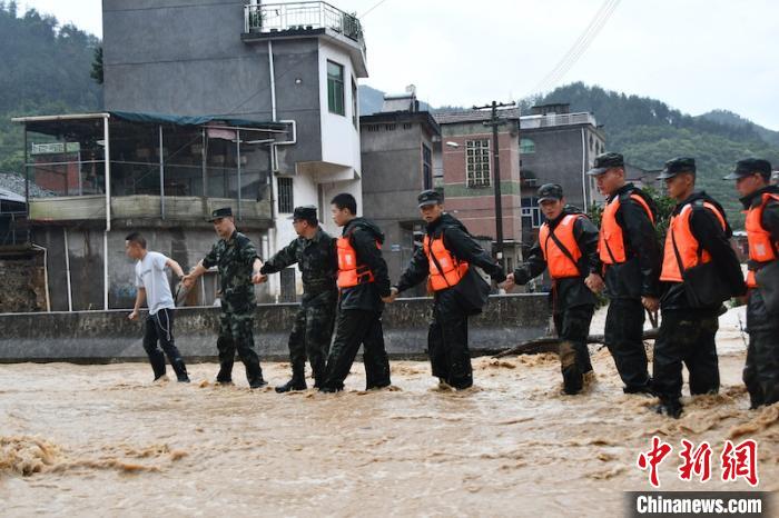 “黑格比”突袭浙江永康金华武警紧急驰援解救受灾群众