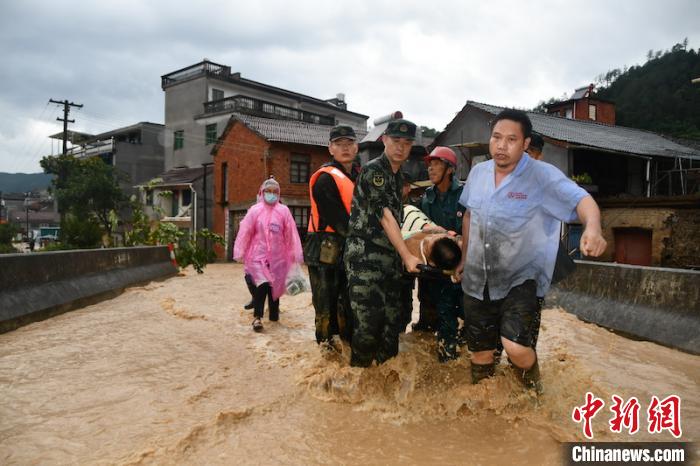 “黑格比”突袭浙江永康金华武警紧急驰援解救受灾群众