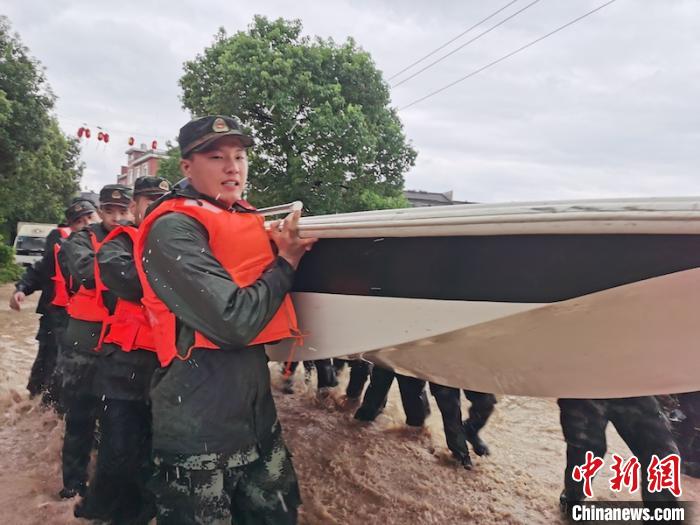“黑格比”突袭浙江永康金华武警紧急驰援解救受灾群众