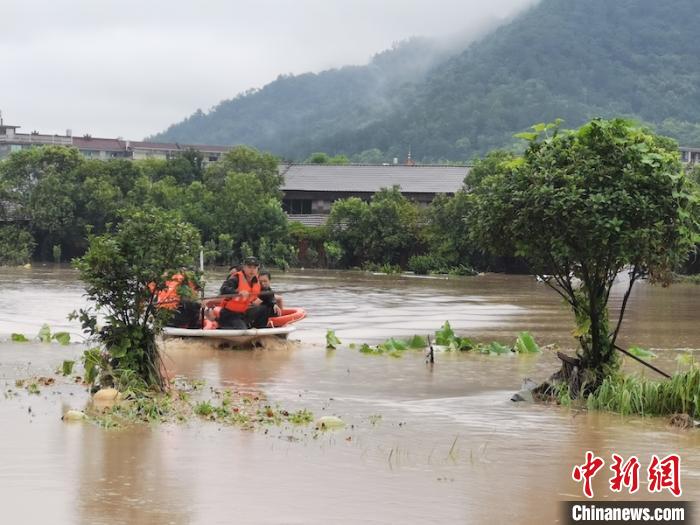 “黑格比”突袭浙江永康金华武警紧急驰援解救受灾群众