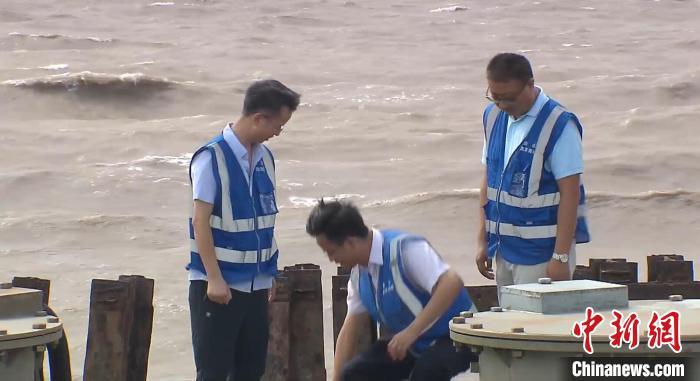 台风“黑格比”携风雨来袭上海金山沿海做足准备