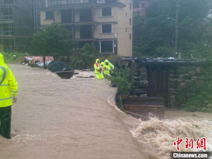 台风“黑格比”登陆后续：逆行者为民众撑起避风墙