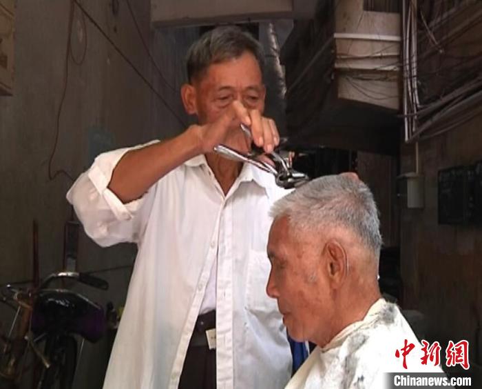 广州时代变迁：从清一色麻花辫、小平头到发型“百花齐放”