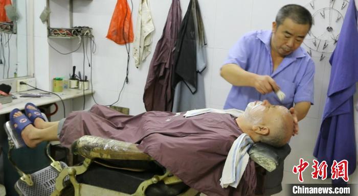 广州时代变迁：从清一色麻花辫、小平头到发型“百花齐放”