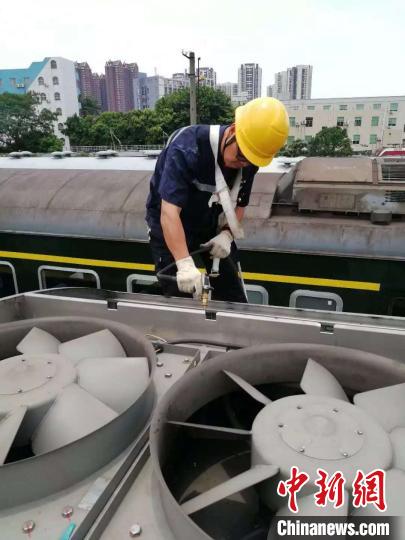 高温下的铁路人：50℃+60℃+70℃=26℃