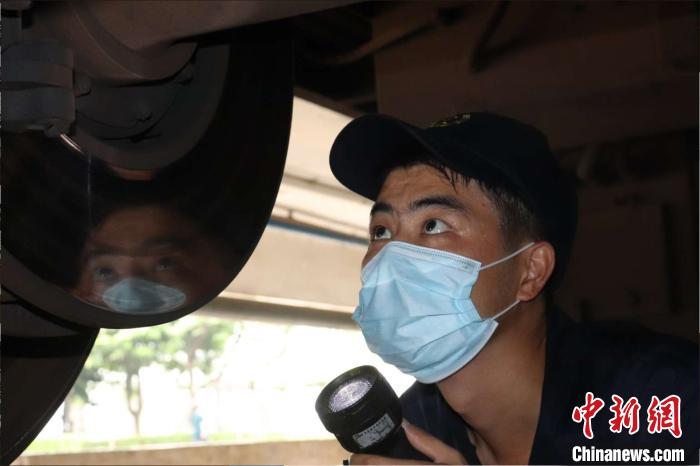 高温下的铁路人：50℃+60℃+70℃=26℃