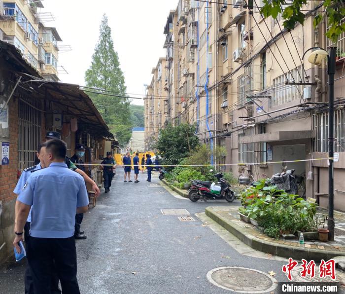 直击南京小区失火事故现场：充电“飞线”成网居民深恶痛绝