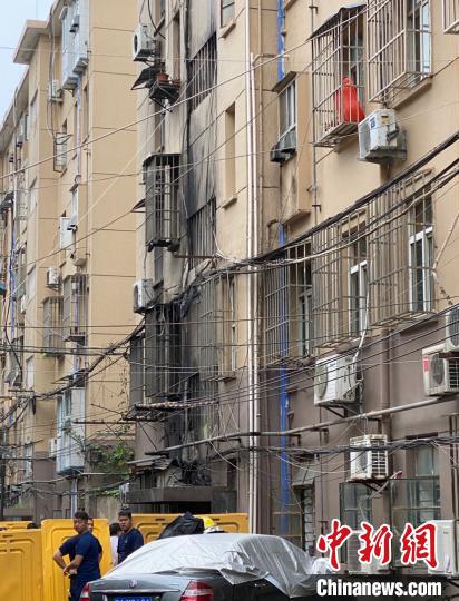 直击南京小区失火事故现场：充电“飞线”成网居民深恶痛绝