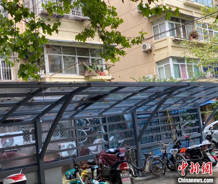 直击南京小区失火事故现场：充电“飞线”成网居民深恶痛绝