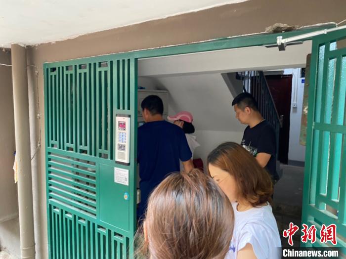 直击南京小区失火事故现场：充电“飞线”成网居民深恶痛绝