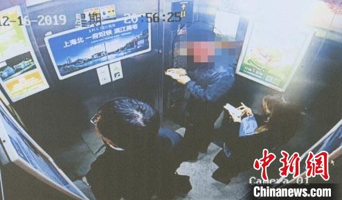 多次尾随女性，故意踩脚“帮忙按摩”……“咸猪手”被判刑