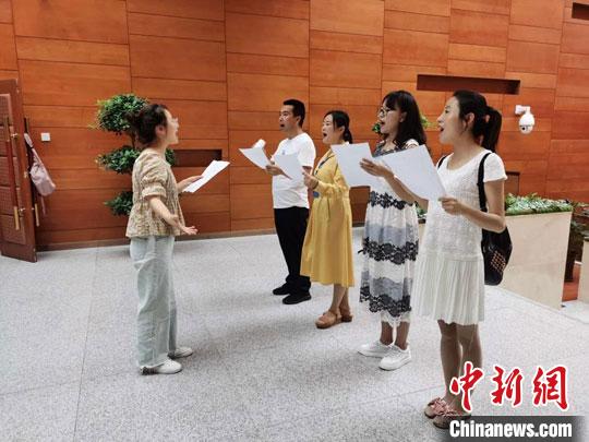 甘肃助力农村教师“语言扶贫”“横竖撇捺”间觅新径传经典