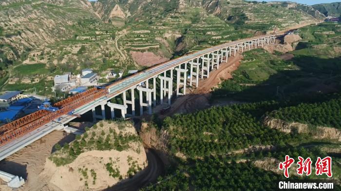 山西静兴高速公路张家圪埚大桥右幅贯通