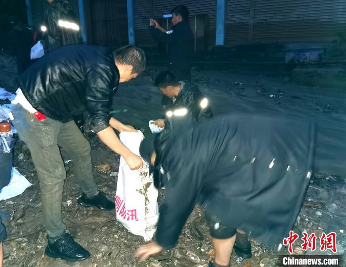 西藏樟木镇暴雨引发洪灾移民警察紧急救灾