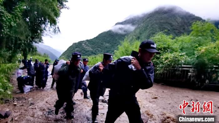 西藏樟木镇暴雨引发洪灾移民警察紧急救灾