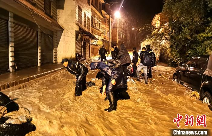 西藏樟木镇暴雨引发洪灾移民警察紧急救灾