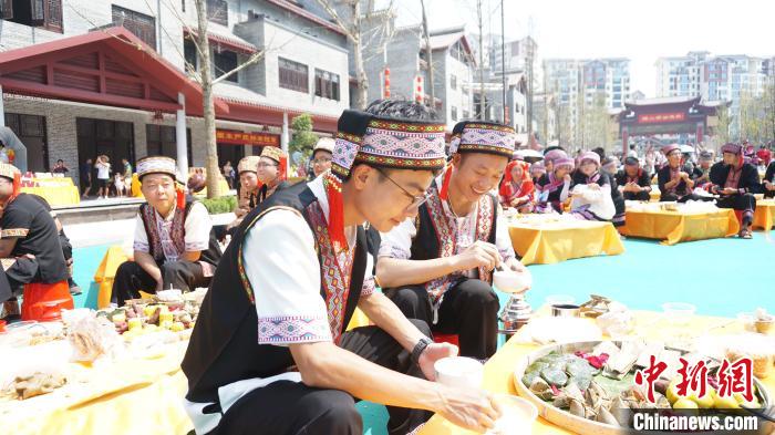 广西恭城瑶乡上演百家宴油茶宴千人油茶舞