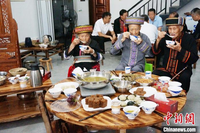 广西恭城瑶乡上演百家宴油茶宴千人油茶舞