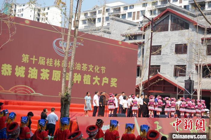 广西恭城瑶乡上演百家宴油茶宴千人油茶舞
