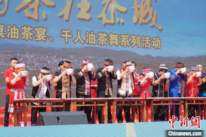 广西恭城瑶乡上演百家宴油茶宴千人油茶舞
