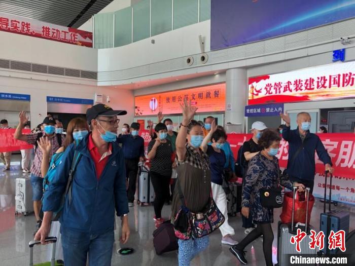湖北十堰迎来包机游旅行团