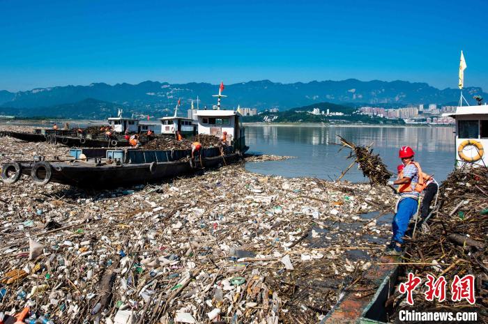 三峡近坝区启动突击清漂联合行动