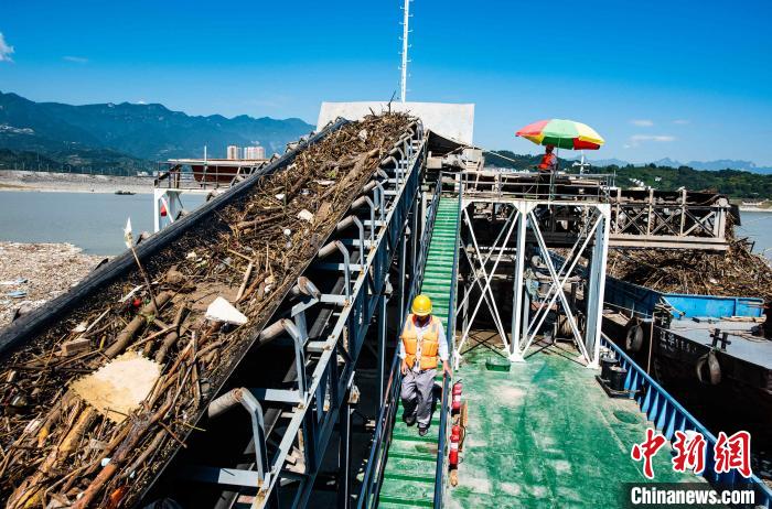 三峡近坝区启动突击清漂联合行动