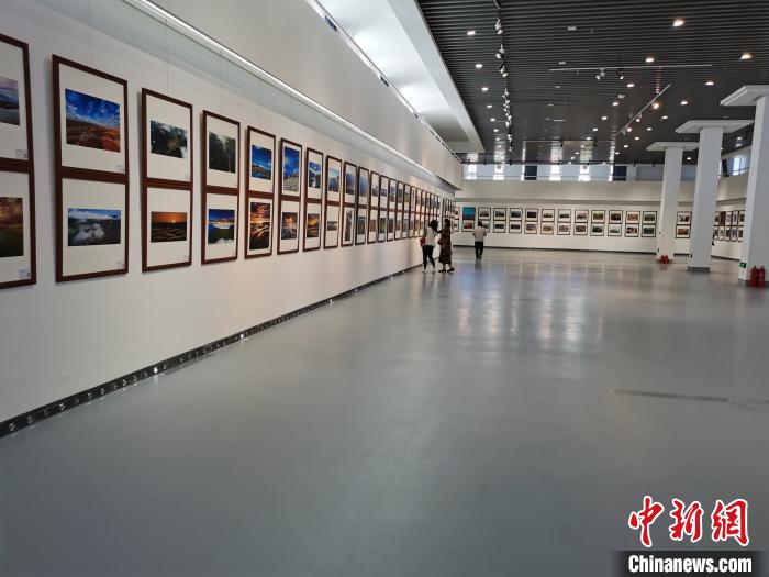 中国两大高原用260余幅中外摄影作品“传递情谊”