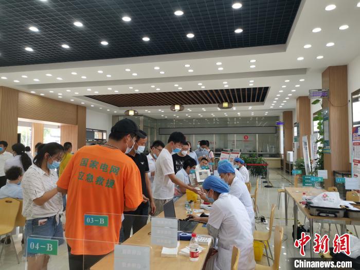 一家三代六口被烧伤浙江舟山海岛民众撸袖献热血
